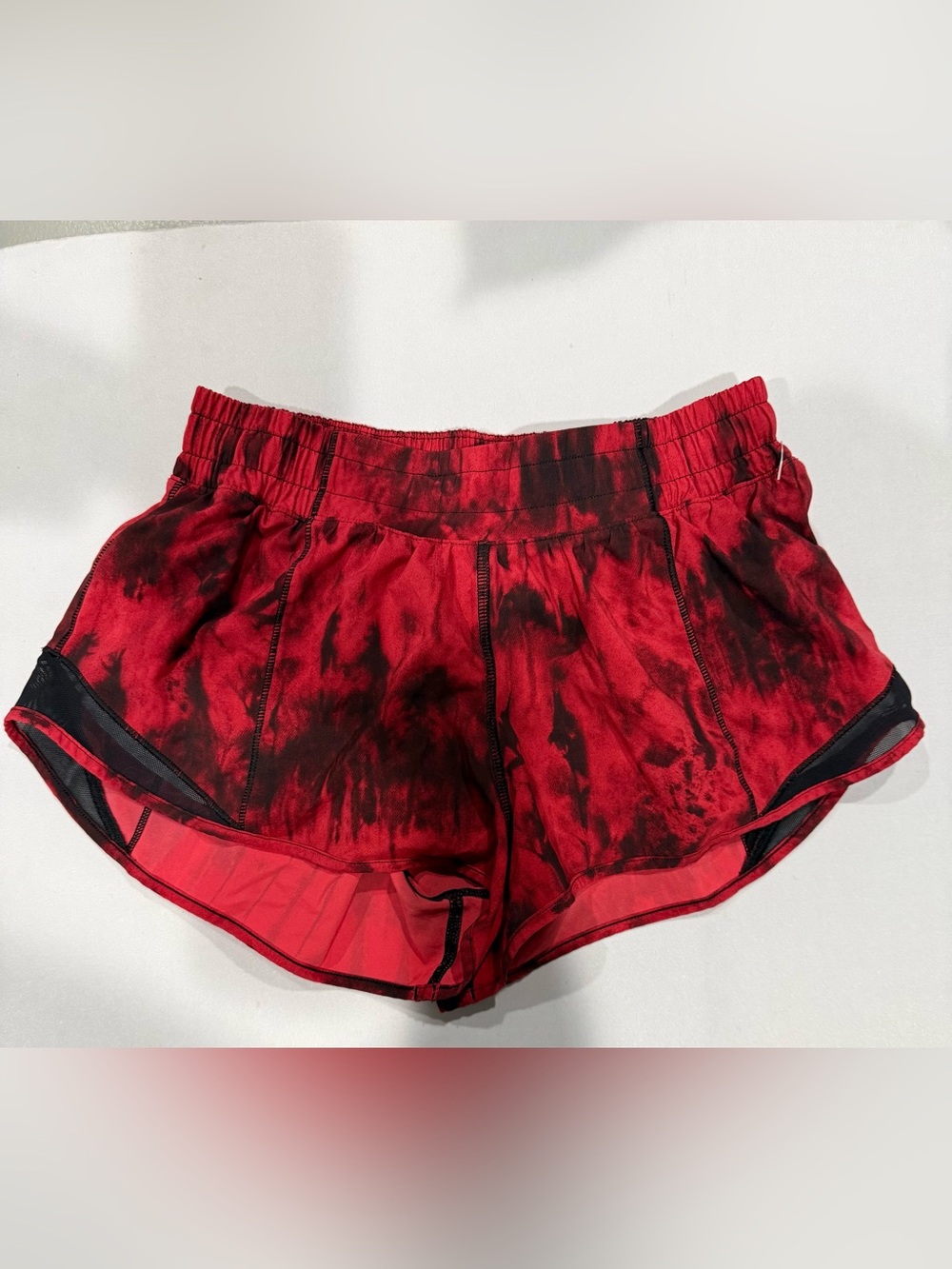 lululemon Hotty Hot Short 2.5” - Size 4 regular
Women